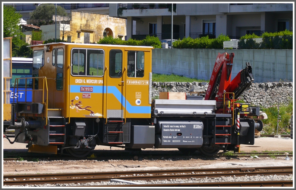 Im Regionalzug von Milano nach Lecce. 5.Tag (09.04.2011)
Der Tm 9513, ebenfalls in Martina Franca, sieht denjenigen der RhB sehr hnlich.