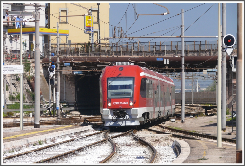 Im Regionalzug von Milano nach Lecce. 5.Tag (09.04.2011)
ATR 220 026 der FSE f�hrt in Taranto ein und die �berraschung war perfekt, hatten wir doch eher ein betagtes Fahrzeug erwartet.