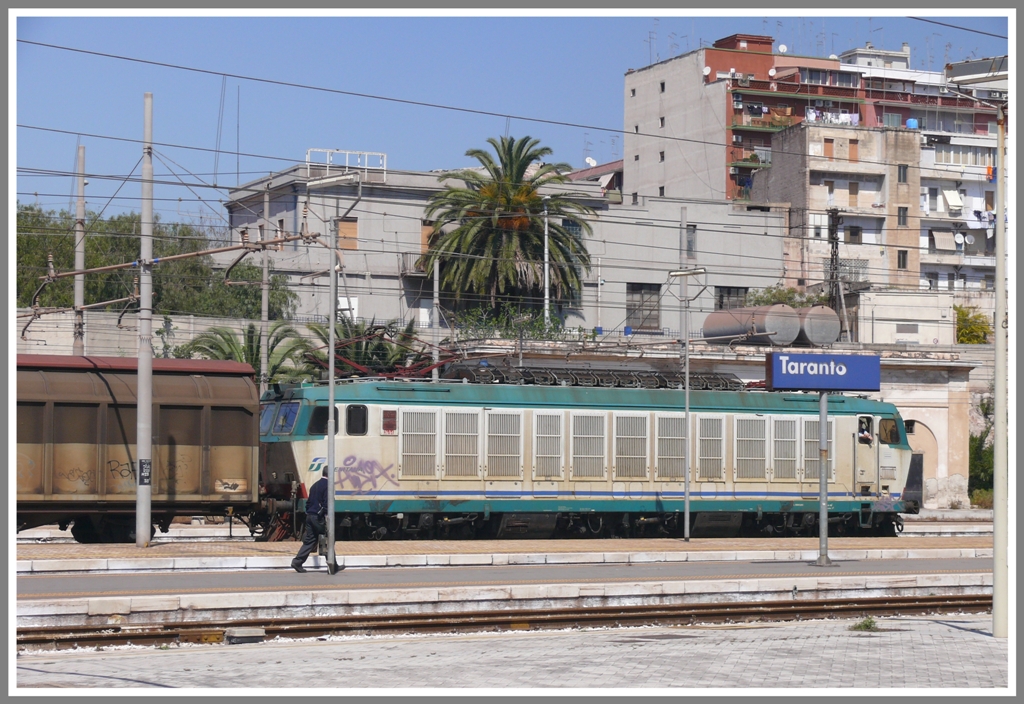 Im Regionalzug von Milano nach Lecce. 5.Tag (08.04.2011)
652 109 ist mit einem G�terzug in Taranto eingetroffen.