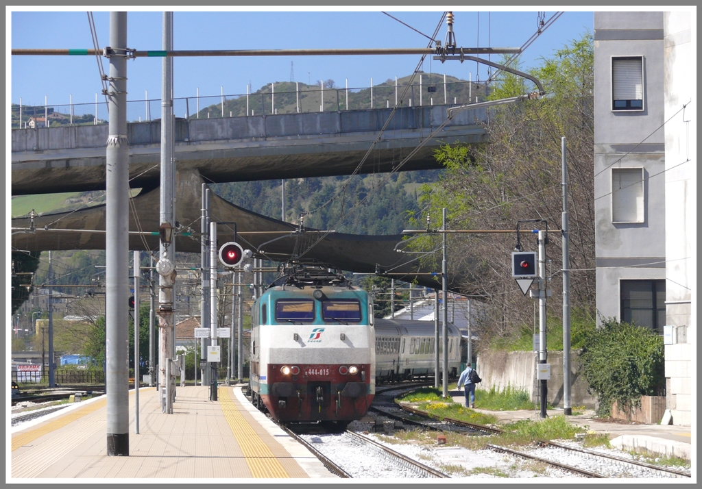 Im Regionalzug von Milano nach Lecce. 5.Tag (08.04.2011)
IC701 Roma - Taranto in Potenza Centrale mit E444 015.