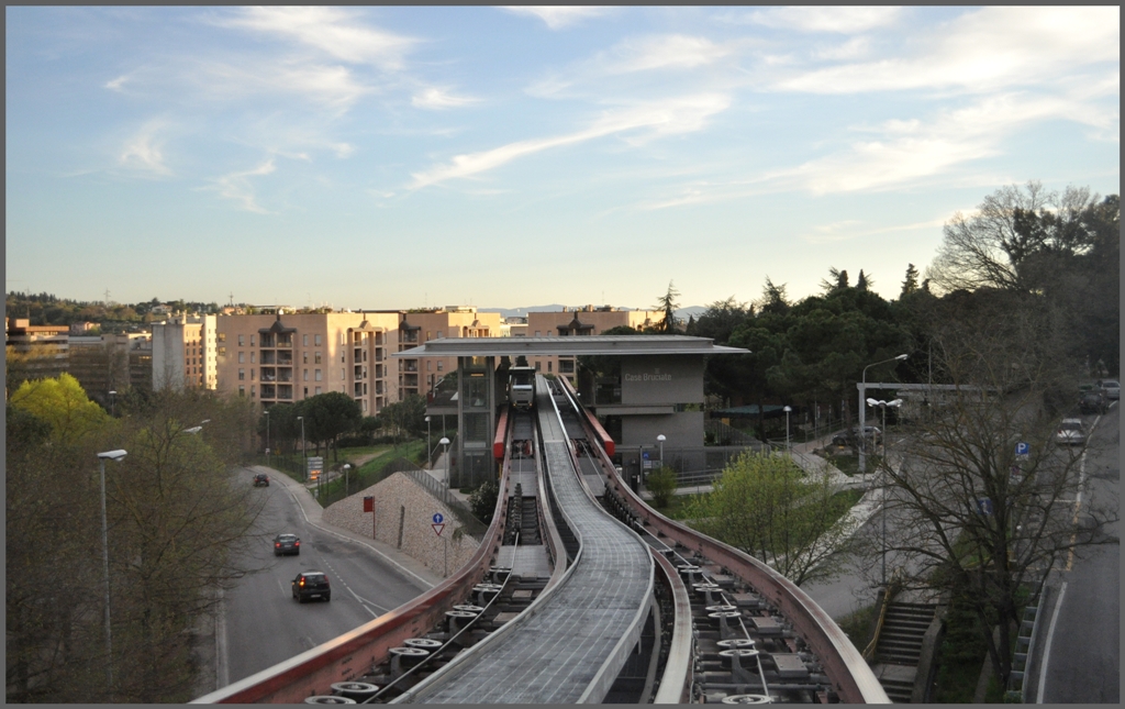 Im Regionalzug von Milano nach Lecce. 2.Tag (06.04.2011)Perugia 
Die Minimetro verkehrt grsstenteils als Hochbahn und im Altstadtbereich unterirdisch.