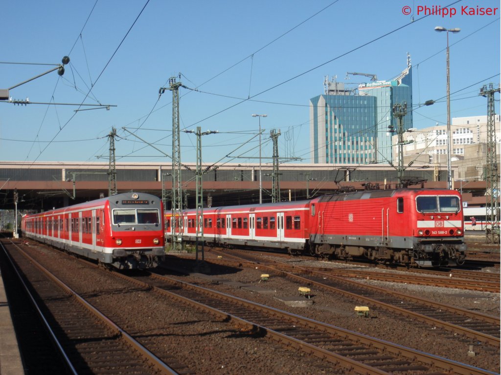 Im Rennen um den schnellsten Start vom Dsseldorf Hauptbahnhof liegt 143 588-2 mit ihrer S8 Ganitur rechts vor der S6  die aus dem HBf gedrckt wird. Das Bild entstand am 4.6.2010.