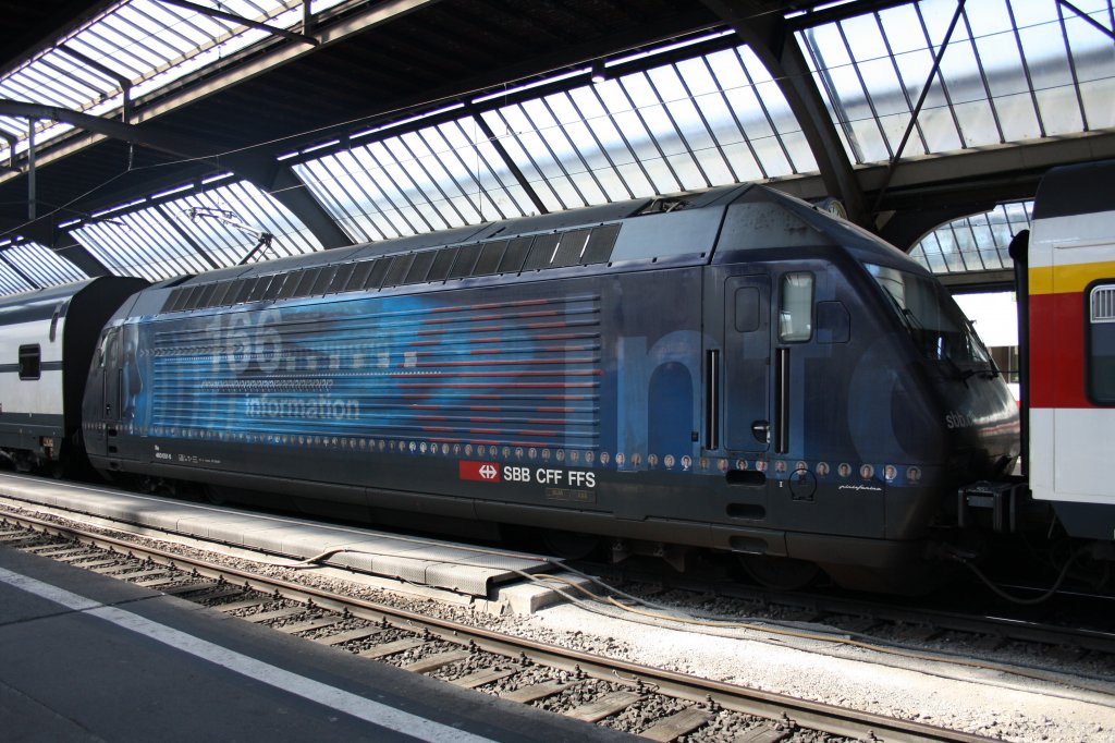 Im Sandwich befand sich die 460 051-6  166 operating center . Sichtung in Zrich HB am 19.07.10