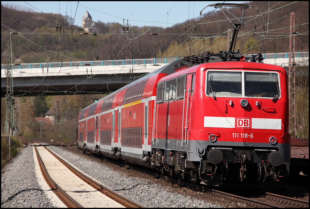 Im sauberen Glanz erstrahlt die 111 118 (9180 6111 118-6 D-DB) die am 17.04.2010 einen Zug der Linie RE7  Rhein-M�NSTERLAND-Express , in Richtung Hagen schiebt. 