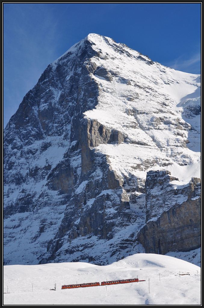 Im Schnee fllt der JB Zug wieder etwas besser auf vor der beeindruckenden Eigernordwand. (13.11.2012)