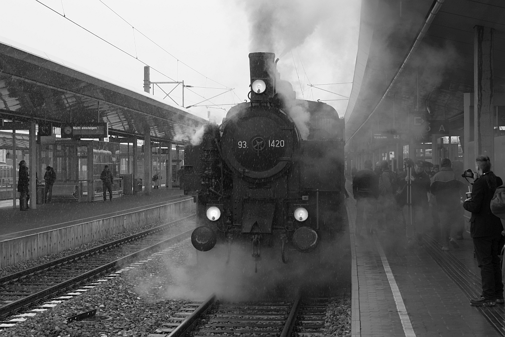 Im Schneeregen wartet die NLB 93.1420 am 31.Mrz 2013 mit dem SR 14575 im Bf. Meidling auf die Abfahrt.