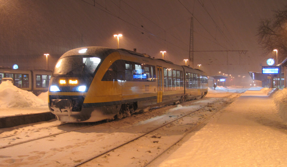 Im Schneesturm konnte ich eine ODEG nach Forst auf Gleis 5 ablichten. Cottbus den 27.12.2010 
