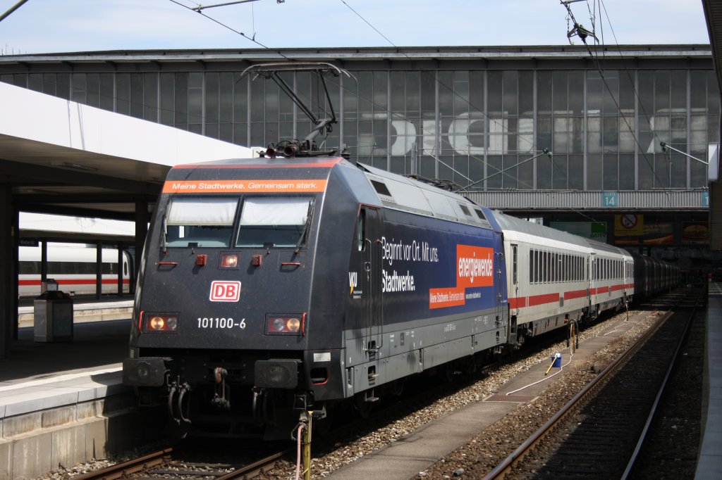 im schnsten Sonnenlicht am 24.06.12 im mnchner Hbf: 101 100-6  Stadtwerke 