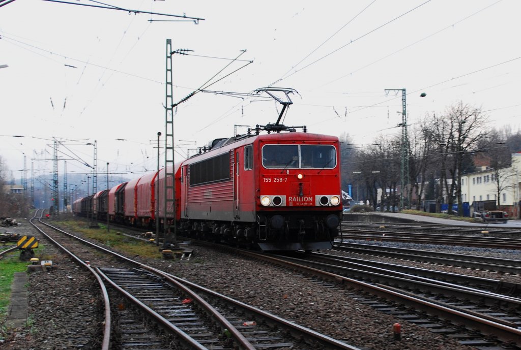 Im Schnuddelwetter des 12.12.2009 kam 155 258-7 durch den Brackweder Bhf gefahren und brachte Ihren GW nach Hamm/Westfalen. 