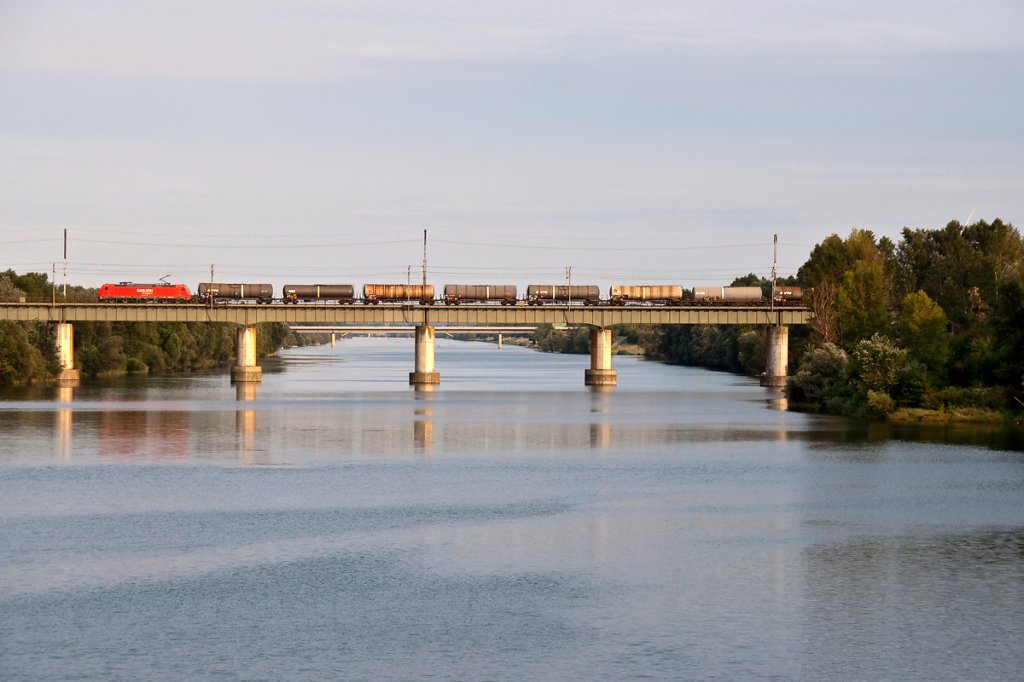 Im schnen Abendlicht des 23.07.2012 berquert  Railion  185 280 die neue Donau in Wien in Richtung Stadlau.