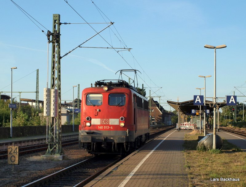 Im schnen Abendlicht durchfhrt 140 013-4 als Tfzf den Bahnhof von Bad Oldesloe auf dem Weg Richtung Hamburg, nachdem sie zuvor einen Schotterzug nach Lbeck gebracht hat. 