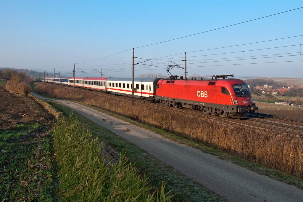 Im schnen Morgenlicht ist 1116 184 mit dem EN 491  Hans Albers  nach Wien Westbahnhof unterwegs. Die Aufnahme enstand am 12.11.2011 kurz vor Neulengbach.