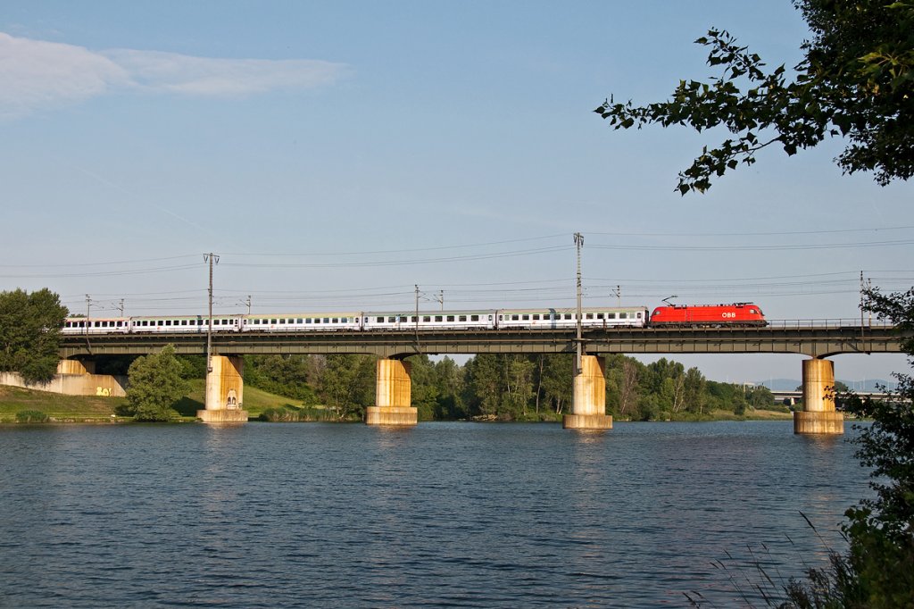 Im schnen Morgenlicht des 13.06.2011 fhrt der EC 104  Sobieski  ber die Brcke des Entlastungsgerinnes in Wien Richtung Osten.