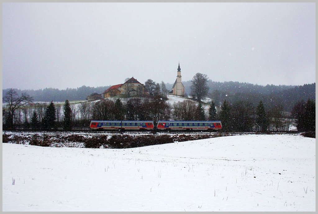 Im schnen Schneefall fahren die beiden 5047 als REX 5813(Salzburg Taxham-Braunau/Inn) an der Ortschaft Brunn (bei Seekirchen) vorbei. 7.1.2012
