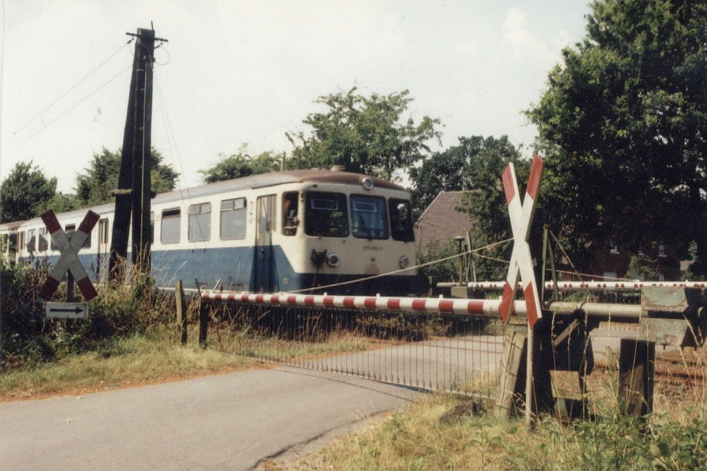 Im sch�nen Sommer 1994  bot sich oft an,draussen bei warmen Wetter Bahnbilder zu machen.. eher nebenbei machte ich dieses Bild an einen bahn�bergang bei Maria Veen als der  Akku  diesen �berquerte..