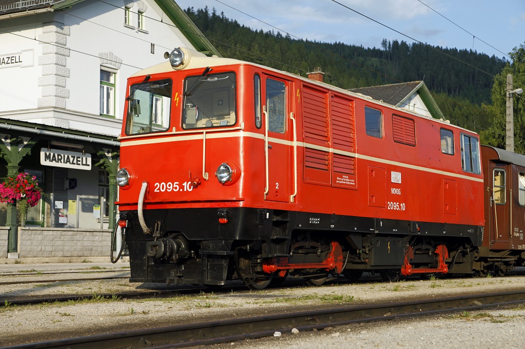 Im schnstem Abendlicht prsentiert sich die 2095.10 am 18.07.2013 im Bahnhof Mariazell zum Typenfoto.