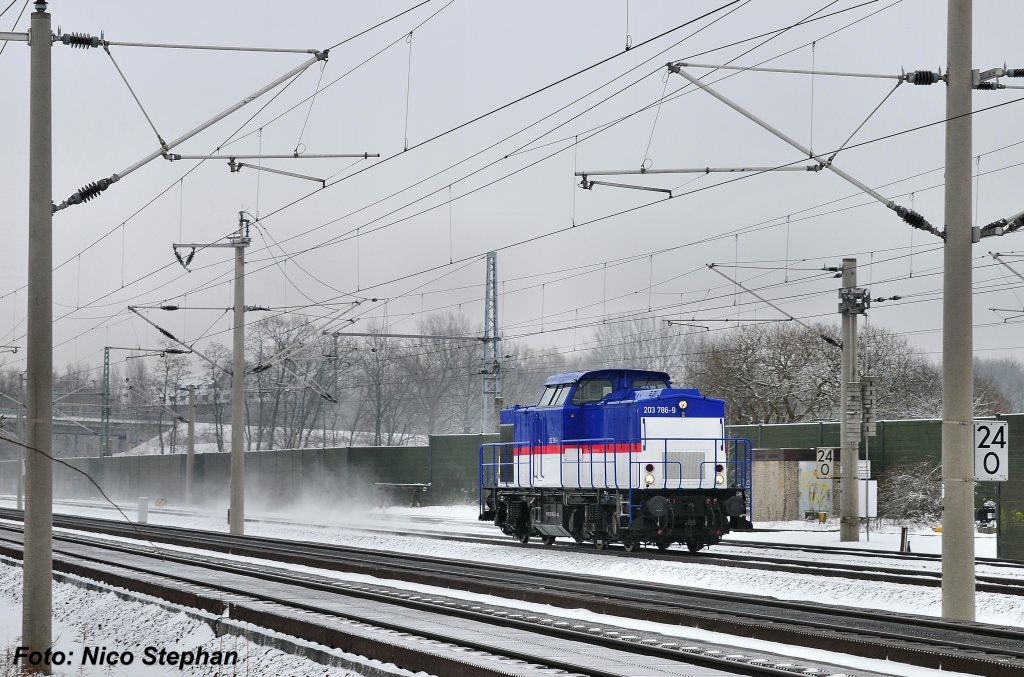 Im schnsten Farbkleid prsentierte sich die zu Alstom gehrende 203 786-9 auf ihrer Probefahrt und passiert hier soeben die Einfahrt des Gbf.Wustermark bei Elstal (20.01.10)