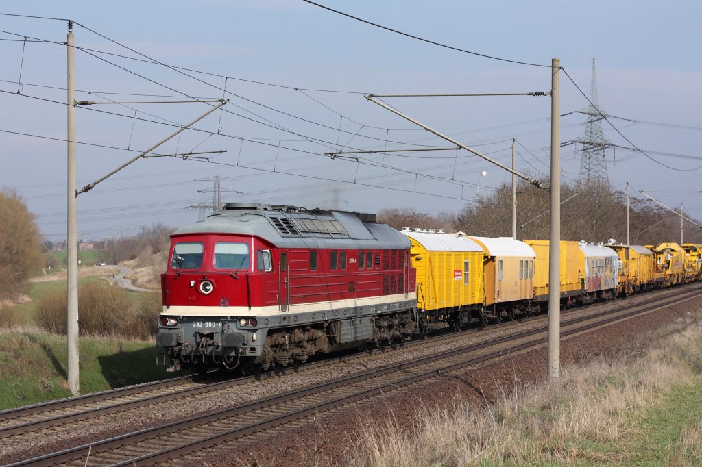 Im sch�nsten Sonnenschein pr�sentiert sich 232 550-4 mit einem Bauzug der DGT auf der KBS 310. Der Zug f�hrt in Richtung Braunschweig. Fotografiert am 30.03.2010 in Magdeburg Diesdorf. 