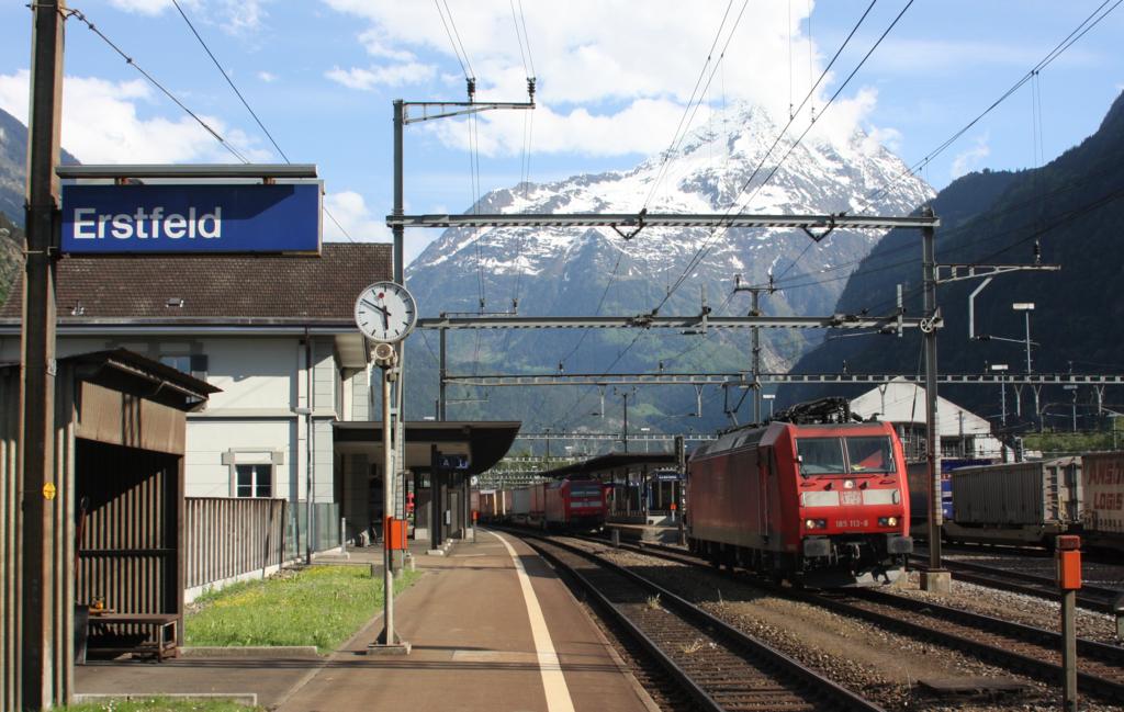 Im schweizer Bahnhof Erstfeld spannt als zweite Lok die DB 185113 vor einen 
Gterzug, vor dem bereits 185144 steht. Die Szene nahm ich am 16.5.2009 auf.