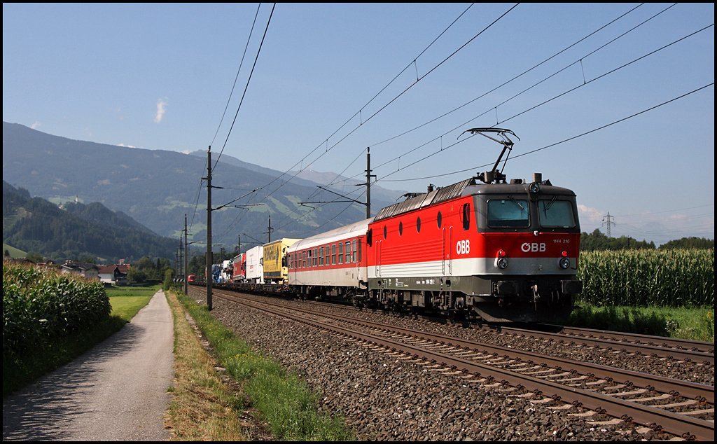 Im sehr sauberen Betriebszustand prsentierte sich die Innsbrucker 1144 210 (9181 1144 210-2) am 07.08.2009 als sie eine RoLa zum Brennersee nachschob. 
