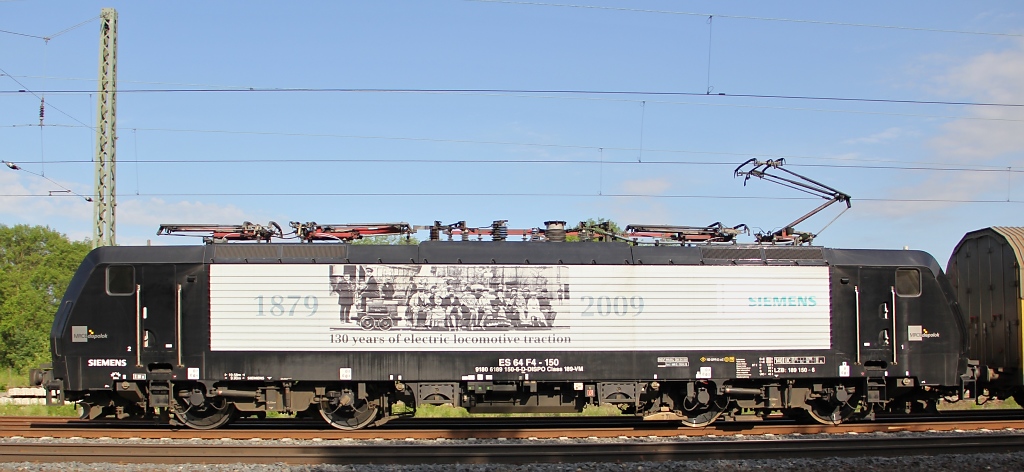 Im Seitenprofil: 189 150 (ES 64 F4-150). Sie kam am 18.05.2012 mit geschlossenen ARS Autotransportwagen in Richtung Norden durch Eschwege West.
