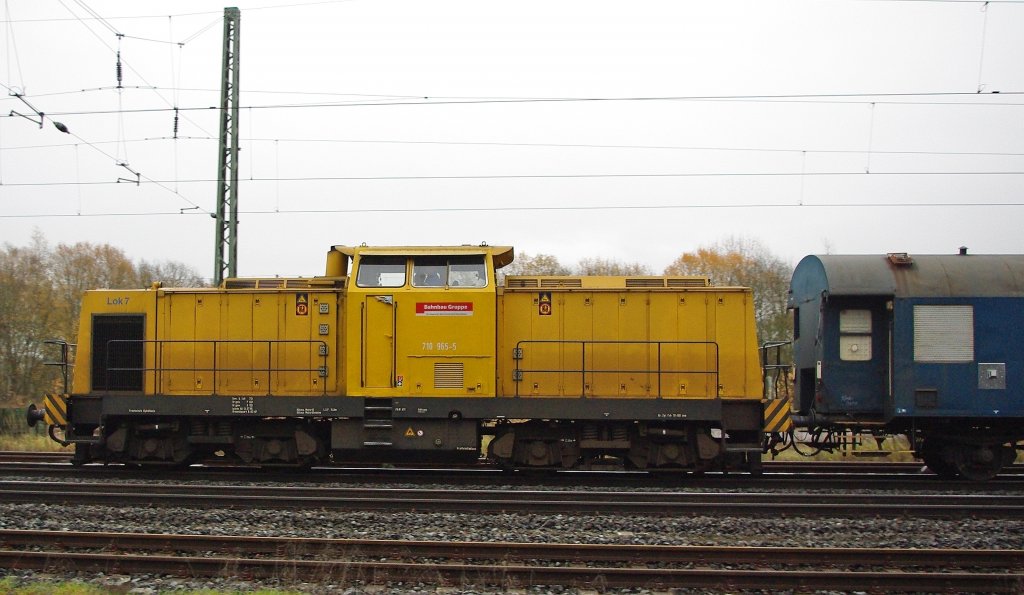 Im Seitenprofil: 710 965-5 (Lok 7) der Bahnbau-Gruppe mit einem kurzen Bauzug in Fahrtrichtung Norden in Eschwege West. Aufgenommen am 09.11.2010.