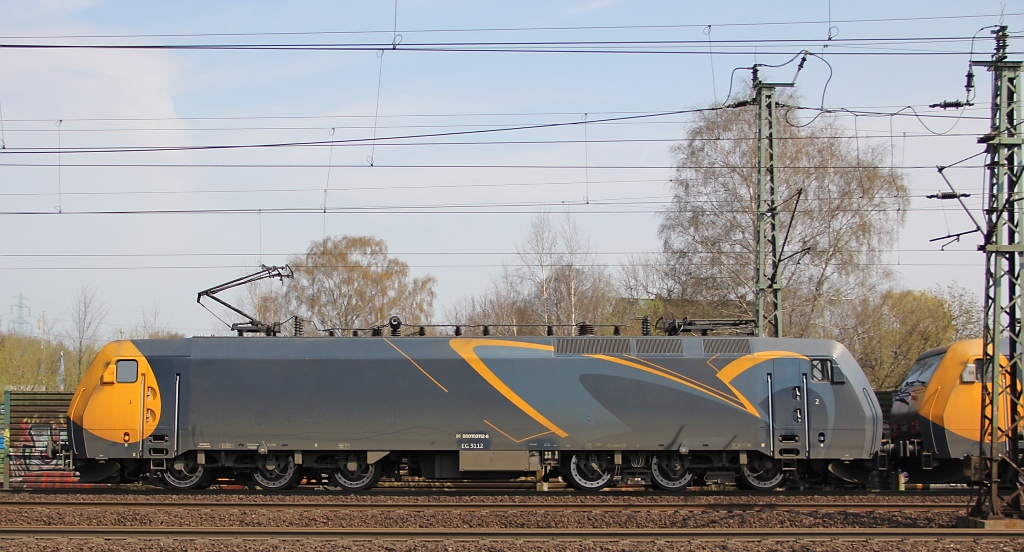 Im Seitenprofil: EG 3112. Dahinter war noch EG 3101 und ein gemischter GZ. Aufgenommen am 12.04.2012 in Hamburg-Harburg.
