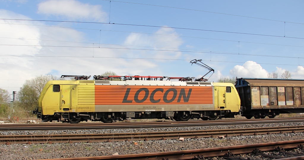 Im Seitenprofil: LOCON's 189 206-6 (ES 64 F4-206) mit H-Wagen Richtung Norden. Aufgenommen am 22.04.2012 in Eschwege West.