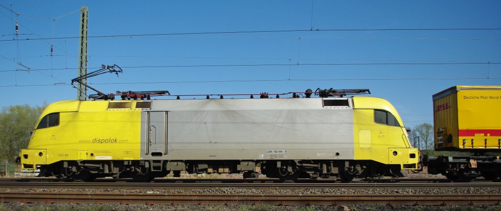 Im Seitenprofil prsentiert sich 182 595-9 (ES 64 U2-095), die am 17.04.2010 ihren DHL Zug gen Norden brachte. Hier in Eschwege West.
