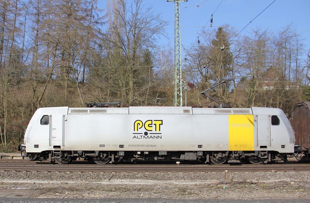 Im Seitenprofil: RP 185 681-4 fr PCT Altmann auf Fahrt gen Sden mit ARS-Autotransportwagen. Aufgenommen am 02.03.2013 in Eichenberg.