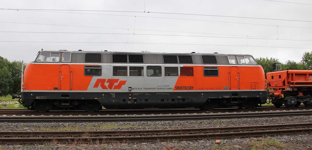 Im Seitenprofil: RTS 221 134-0. Sie fuhr am 21.06.2012 mit ein paar Kipp- und Flachwagen in Richtung Norden und kam dabei durch Eschwege West.