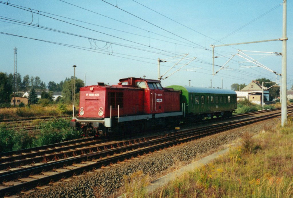 Im September 2002 fuhr V100 121 einen Sonderzug der Dampflokfreunde Salzwedel.Von Salzwedel nach Wittenberge und zurck.(Scanfoto)