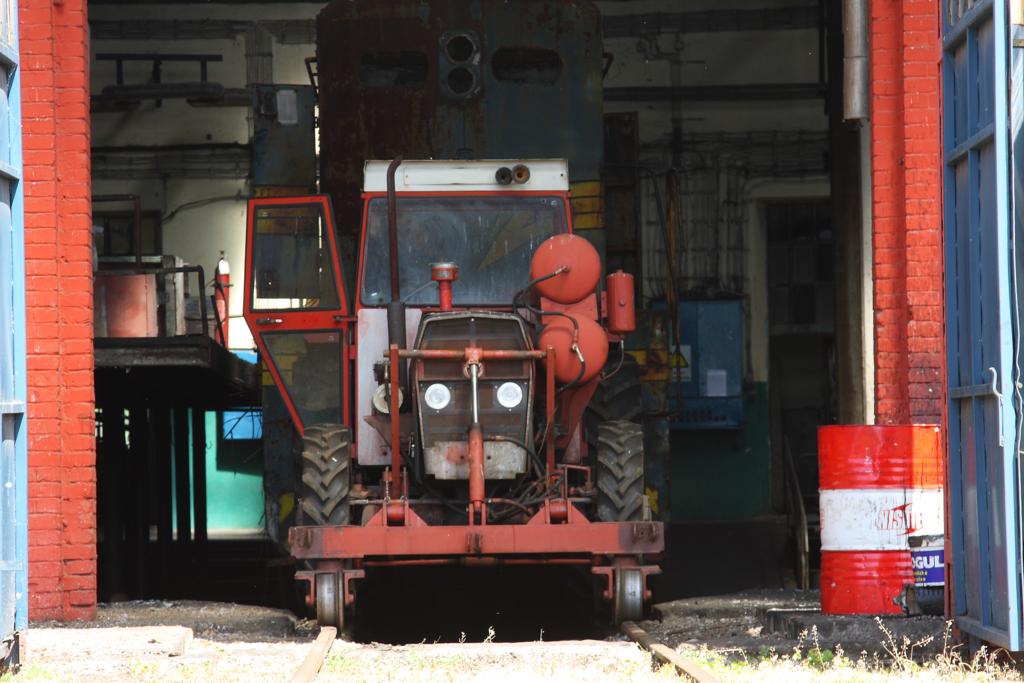 Im serbischen Depot Kraljevo dient ein Schienentraktor als Zugmaschine fr
den Verschub. Hier steht er am 4.5.2013 gerade vor einer Kennedy Lokomotive
im Rundschuppen.