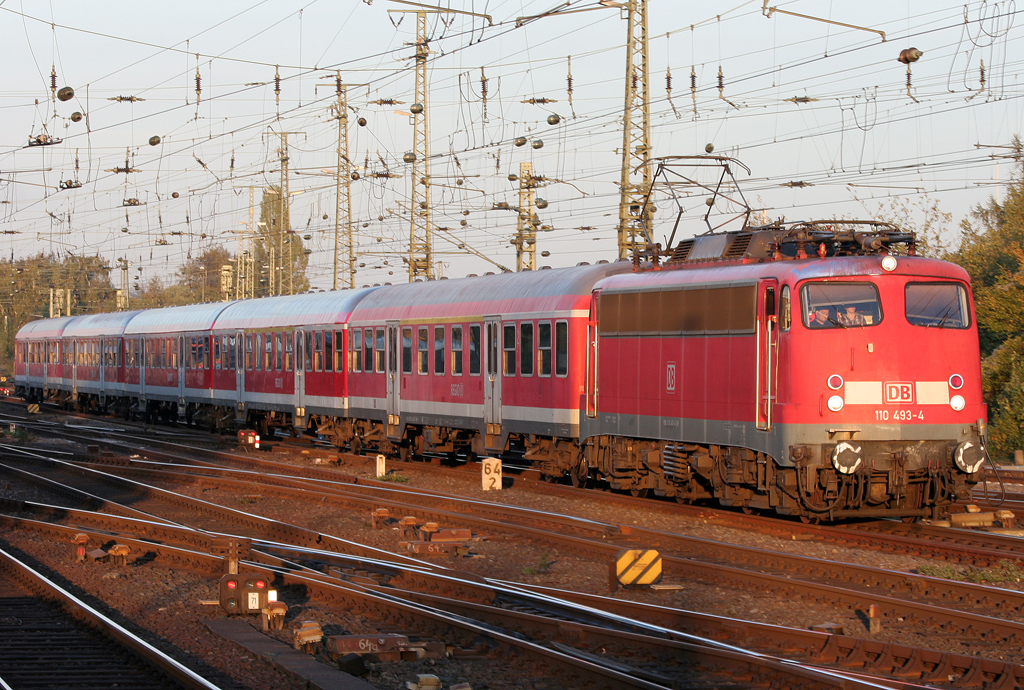 Im so ziemlich letzten Abendlicht zieht 110 493-4 den RE4 Verstrker von Dsseldorf nach Aachen in Mgladbach HBF ein am 22.10.2010