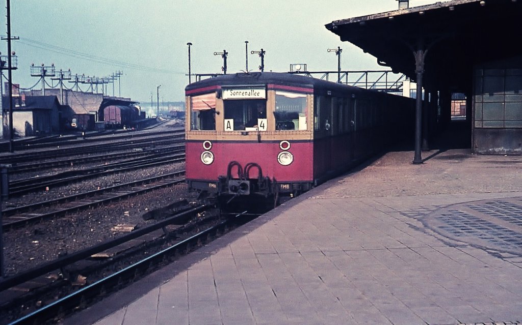 Im Sommer 1971 fuhr die S-Bahn noch zur Sonnenallee, hier im Bahnhof Tempelhof