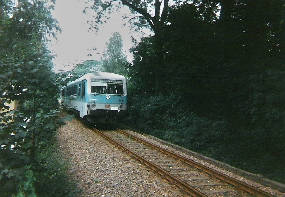 Im Sommer 1996 traten die ersten Triebzge der BR 628 ihren Dienst auf der Wrschnitztalbahn Chemnitz-Stollberg/Sachs. an und lsten somit die DR-V100 bespannten Personenzge ab. Im Bild 628 603-3 an der Schulstrae in Altchemnitz. Aufnahme entstand mit manueller Kompaktkamera von 1990. :-)