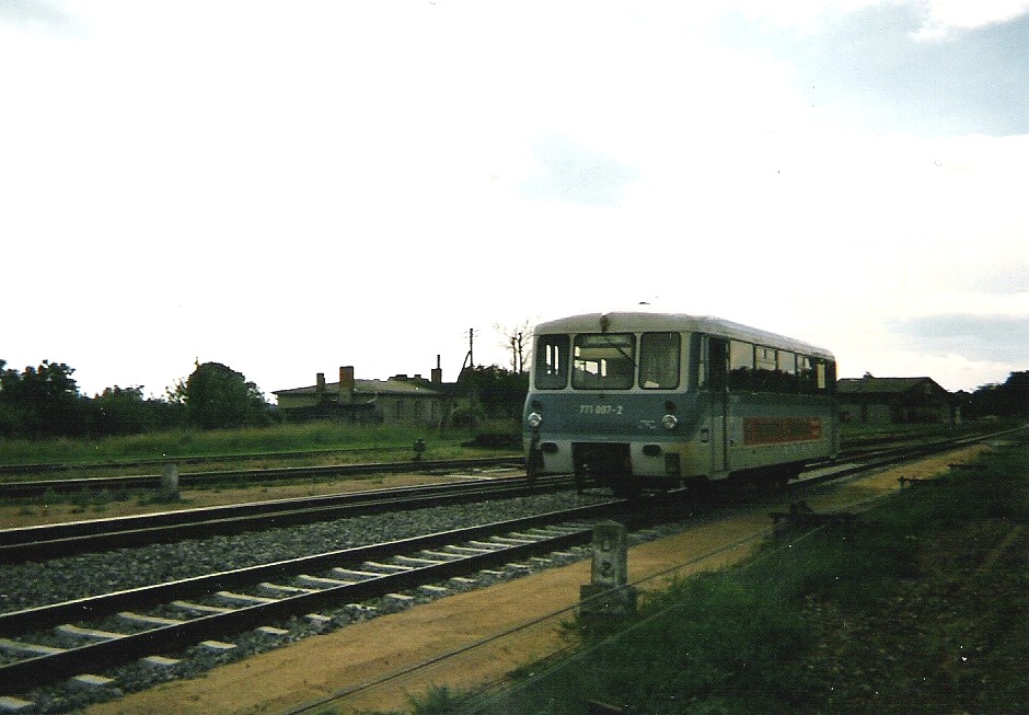 Im Sommer 1997 fhrt der VT 771 007-2 kommend von Peenemnde in den Bhf-Zinnowitz ein. Zu diesem Zeitpunkt wurden die Gleisanlagen des Bhf. saniert.