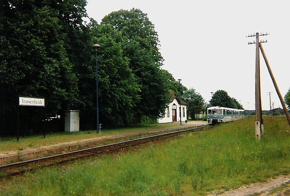 Im Sommer 1997 konnte man noch im alten Reichsbahnflair ber die Insel Usedom schauckeln! Im Bild der noch unsanierte Haltepunkt Trassenheide mit einer 771er Ganitur auf der Fahrt nach Wolgast-Fhre.