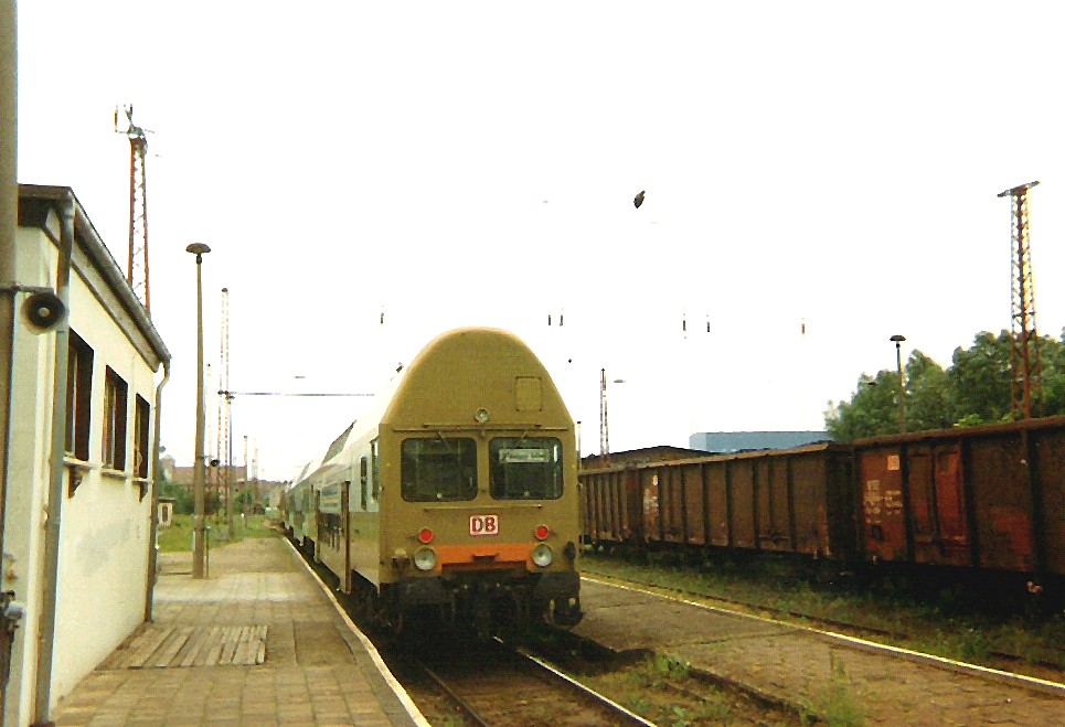 Im Sommer 1997 konnte man noch mit alten DR-Wendezügen von Ducherow bis in den Wolgaster-Hafen zur Insel Usedom fahren.Auf dem Bild steht solch eine Ganitur im Bhf-Wolgast.