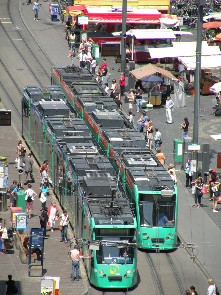 Im Sommer 2009 konnte man von einem Gerst aus auf den Marktplatz schauen und beobachten wie die Tramzge auf die Haltestelle fahren. Hier sieht man die beiden Combinos 303 und 320. Die Aufnahme entstand am 16.07.2009.