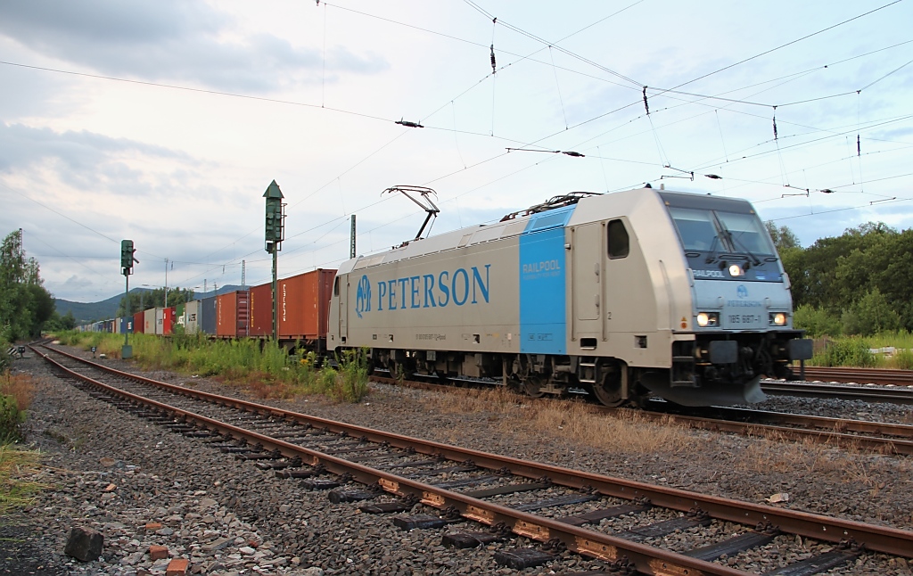 Im Sommer gab es kurzzeitig mal eine Triebfahrzeugumstellung. So ging die 185 687-1 in die Dienste der EVB, trug aber noch eine Weile ihre Peterson Aufschrift. Am Abend des 11.07.2012 kam sie mit einem Containerzug in Richtung Sden durch Eschwege West.