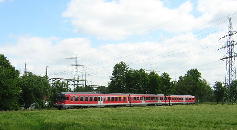 Im Sommr 2004 waren dann fast alle Einheiten der Baureihe 642 in Verkehrsrot. Diese Einheit passert gerade das Gronauer Umspannwerk und erreicht in krze Gronau.