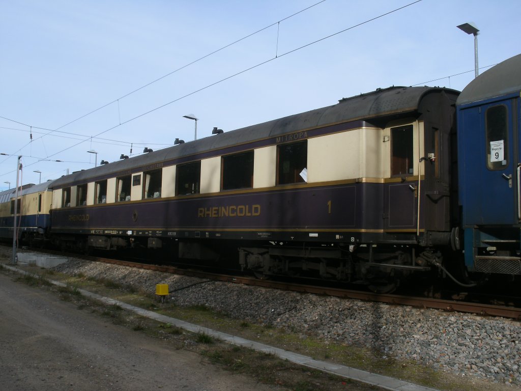 Im Sonderzug Bremen-Binz eingereiht der Rheingoldwagen WR 56 80 88-35 022-4 am 27.Oktober 2012.Aufgenommen in Binz.