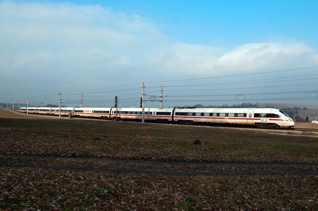 Im sprlichen Sonnenlicht des 17.02.2011 fhrt ICE 23 (Dortmund - Wien Westbf.) seinem Ziel entgegen. Die Aufnahme entstand bei Bheimkirchen.
