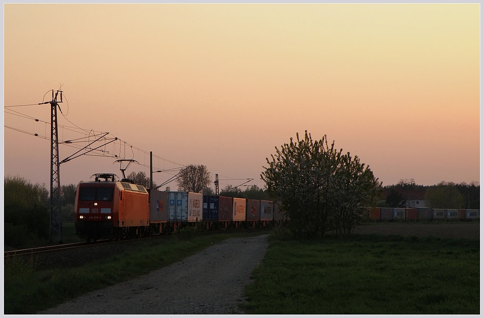 Im spten Abendlicht befhrt ein Zug die letzten Meter der alten Zweigstrecke der Anhalter Bahn von Berlin bis zum Abzwg Zeithain von Rderau auf die Leipzig-Dresdner Strecke, 2011