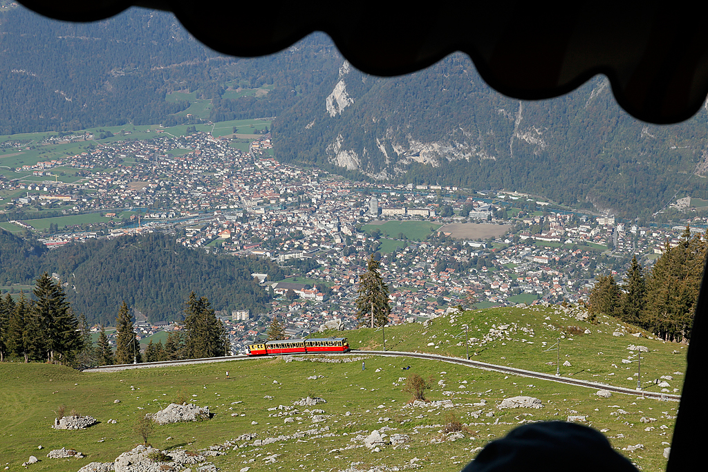 Im SPB-Zug bergwrts oberhalb Mittelstation Breitlauenen. Im Blickfeld der nachfolgende Zug, dahinter Interlaken. 02. Okt. 2011, 12:15