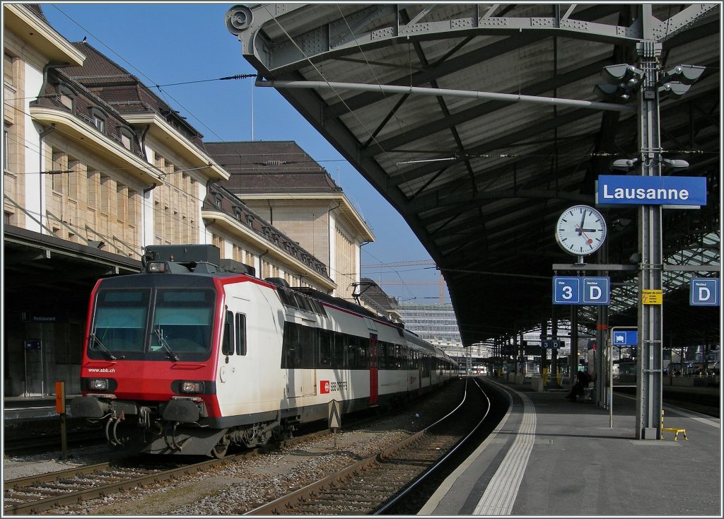 Im Sport wird nicht nur gemogelt und gedopt, sondern die Sportsfreunde sind je nach Sportart eine Gefahr fr die Gesellschaft. So ist man in Lausanne auf die Idee gekommen, beim Verkehren von Fussballzgen das Gleis 1 mit Schutzzgen auf Gleis 2 vom brigen Bahnhof zu trennen. 
Hier wird die Schutzmauerwirkung zwei vierteiligen Dominozgen anvertraut.
3. Mrz 2013