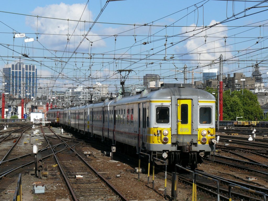 Im starken Feierabendverkehr werden nicht selten 3 oder sogar 4 Triebzge zu einem Zug zusammengesetzt. Hier 695 (AM 73) an der Spitze eines vierteiligen Triebzuges bei der Einfahrt in Bruxelles-Midi. Die Aufnahme entstand am 17/11/2010 vom Bahnsteig 10.