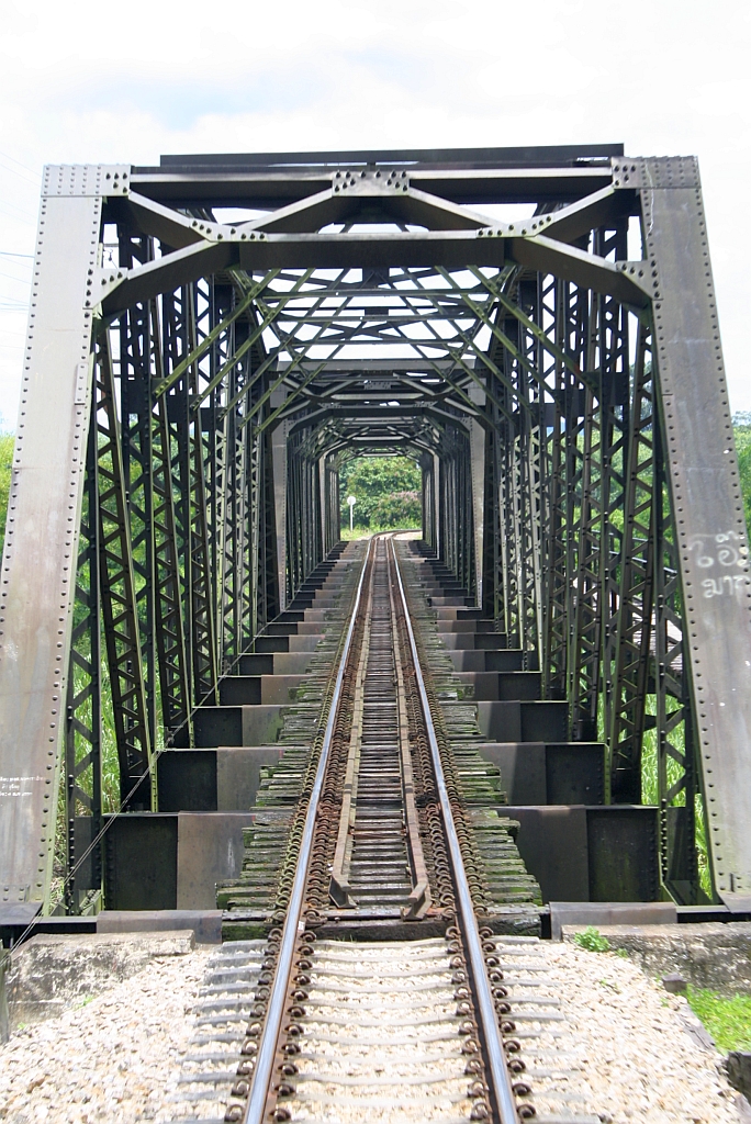 Im Strecken-Km 721,6 liegt diese 3-teilige 150m lange Brcke ber den Khlong Chawang. Bild vom 24.August 2011.

