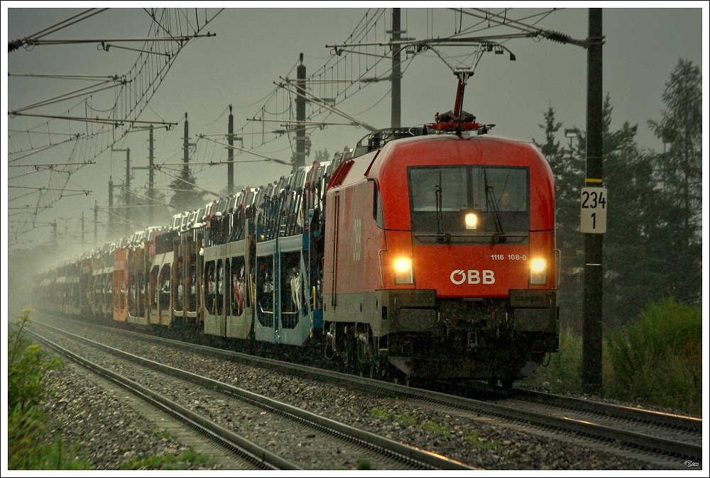 Im strmendem Regen fhrt ex Kroatien 1116 108 mit einem Autozug in Richtung Villach. 
Zeltweg 29.7.2010